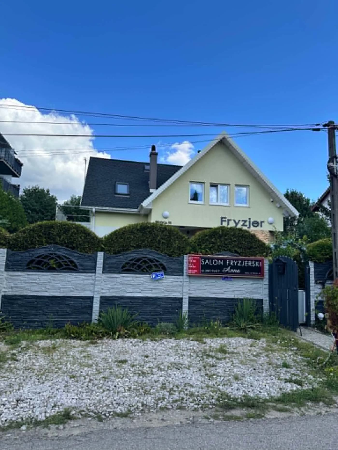 Salon Fryzjerski Anna — budynek salonu w Markach, Wiejska 3e