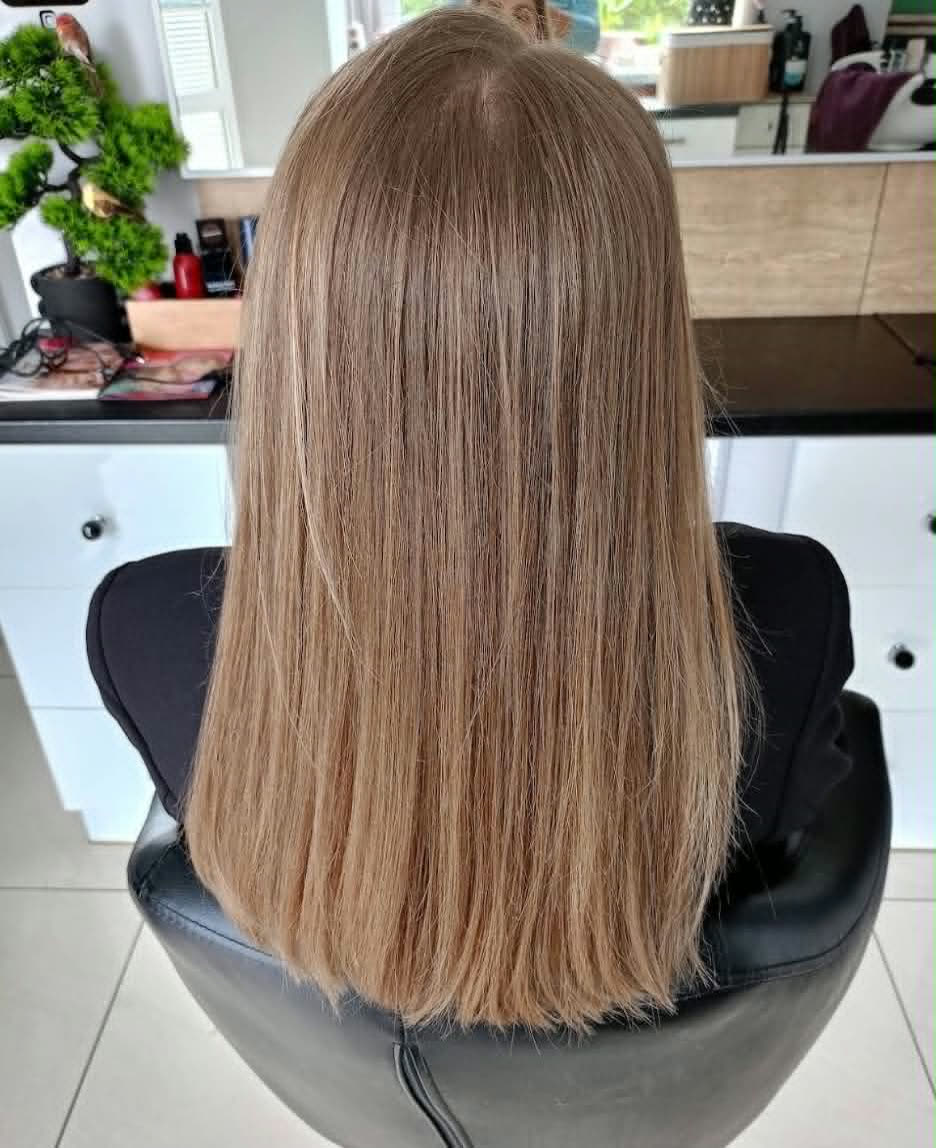 Proste włosy w kolorze ciemnego blondu po pielęgnacji